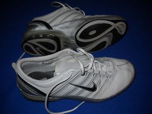 Nike tennis shoe, max air, 9.5 us whit and gray with black accents
