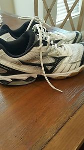 Mizuno court shoes 10.5