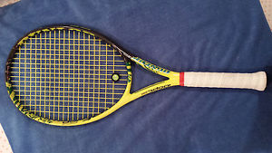 Dunlop iDapt Force 100 Medium Sleeve 4 1/2"  Tennis Racquet
