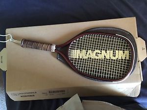 EKTELON MAGNUM XS 15/16 RACKET WITH TORN CASE USED