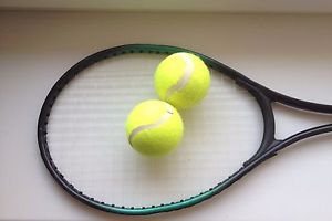 Tennis racquet with 2 balls and bag. Good quality for the amateur game and start