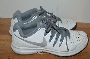 WOMENS NIKE WHITE VAPOR COURT TENNIS SHOES size 9 med VERY NICE!
