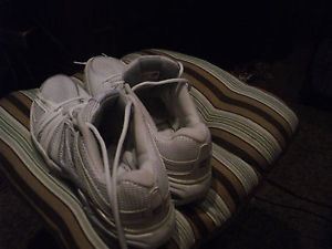 MEN NIKI NEW BALANCE  TENNIS SHOES  SIZE 11