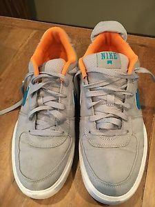 Men's Nike athletic tennis shoe, Size 9, EUC