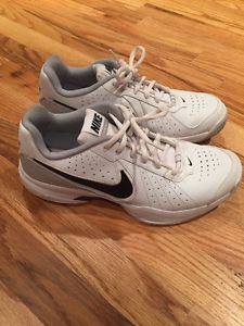 nike white tennis shoe mens NEW size 9 court mo 4