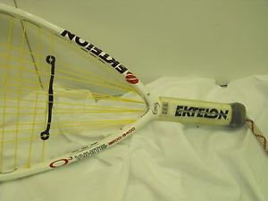 EKTELON O3 WHITE 3200-3400 RACQUET BALL RACQUET (  SMALL CRACK FRAME )