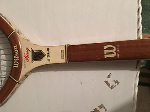 VINTAGE WILSON BILLIE JEAN KING AUTOGRAPH TENNIS RACQUET - WOOD Grip