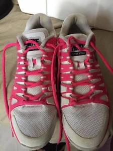 Ladies Pink and White Nike Vapor 9 Tour Tennis Shoes size 7.5 barely worn