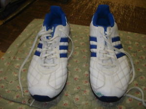 2004  Team Adidas Men's Size 9.5 White Black Blue  Tennis Shoe