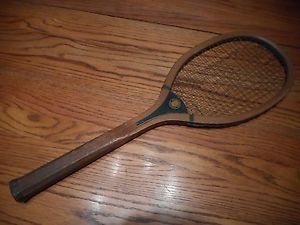ANTIQUE A.G. SPALDING "SPALDING JUNIOR" WOODEN TENNIS RACKET FROM THE 1900'S