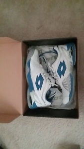 Lotto Men's Raptor Ultra IV Speed, white and blue, size 9 brand new in box
