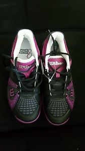 Wilson tennis shoes size 6 women's