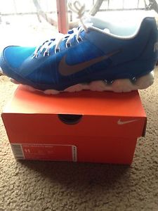 NIKE TENNIS SHOES SIZE (11)