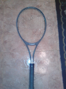 RAQUETA DE TENIS PRO KENNEX,CON GRIP Y CORDAJES NUEVOS,RECIÉN PUESTOS.