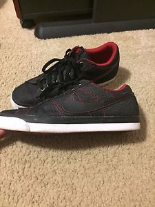 Nike Tennis Shoes - (Black/Red - Size 9)