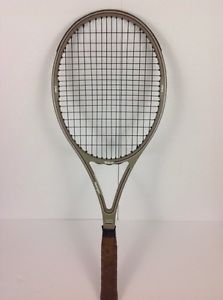 Wilson Graphite Avenger Pws Midsize Tennis Racquet in Very Good Condition.