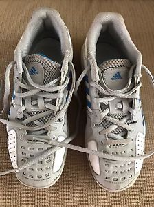 Adidas youth Size 3.5 Tennis Shoes