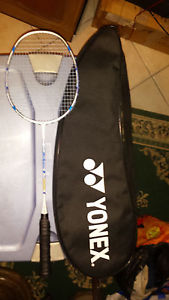 RAQUETTE YONEX ARC SABER 3 FEATHER LIGHT  PLUS SACOCHE