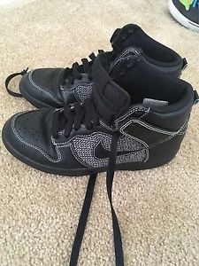 NIKE BLACK TENNIS SHOES UNISEX SIZE 8