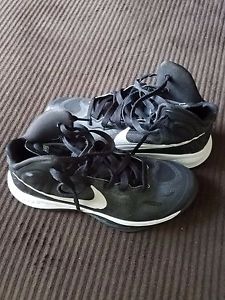 Boy's or men's Nike high top basketball shoe . Size 6.5 good condition.