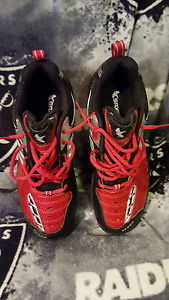 Saxon Court Shoe SX900 - NEW - Mens Size 9 - Red & Black & Silver!