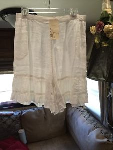 Kleen White Ruffled Shorts Size L