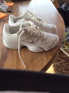 Nike City Court sz 5