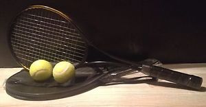 Tennis racquet with 2 balls and bag. Good quality for the amateur game and start