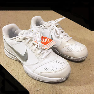 New Nike Womens Zoom Courtlite Tennis Gym Shoes Size 6.5 White/Metallic Silver